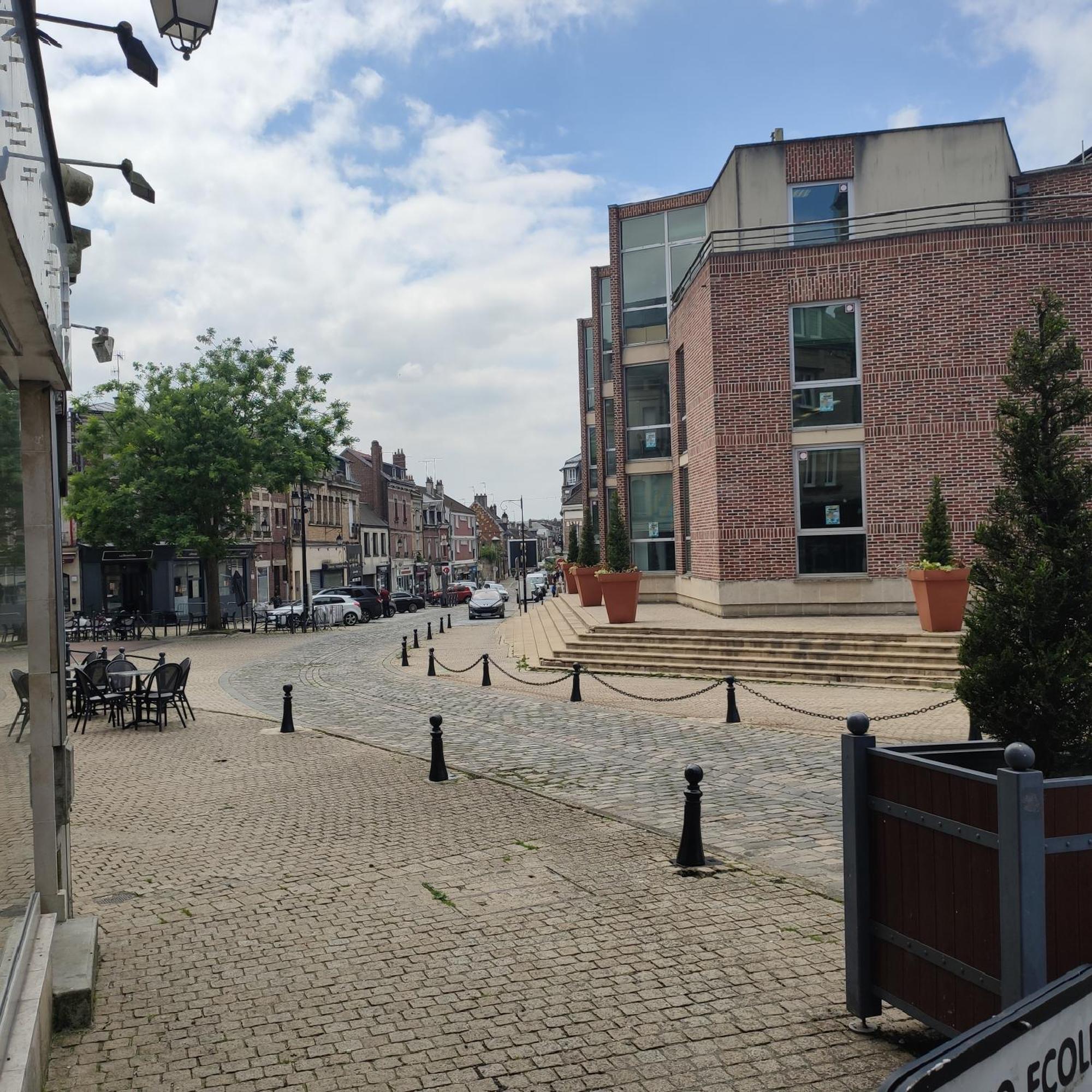 Dans Le Centre Historique Apartment Noyon Exterior photo